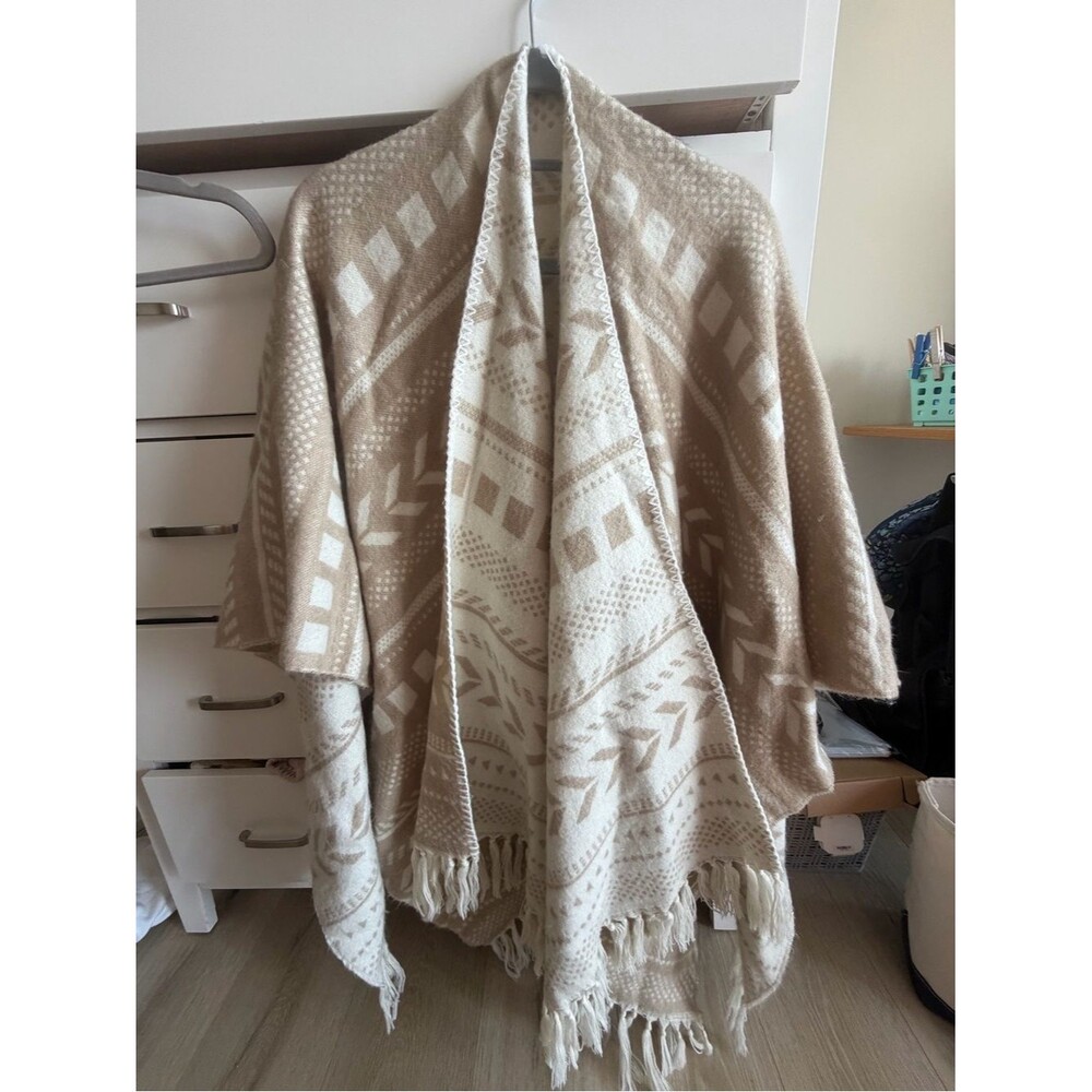 Francesca's Collections Beige & Cream Patterned Knit blanket scarf with Fringe